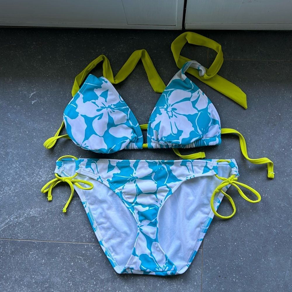 Athleta d cup bikini top and medium sized matching bottom